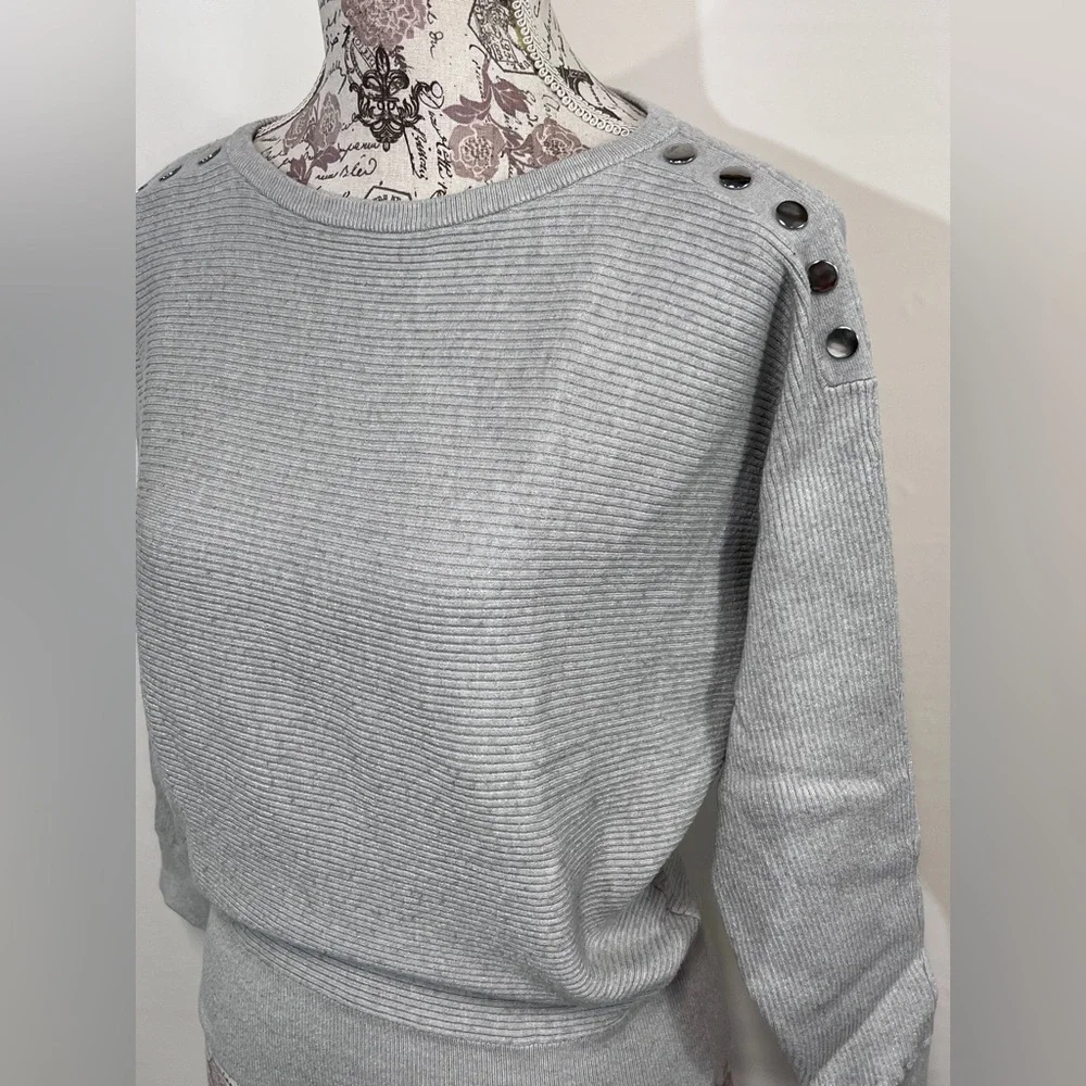 🛍️CARMEN MARC VALVO Light gray bat wing sweater‎ size S.